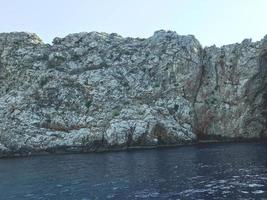 sa till de hav. blå vidd av vatten. en berg av sand, stenar, en klyfta i de omfattande hav. havet tillflykt, resa genom de skönheter av natur foto