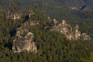 höst landskap i elbe sandsten berg. foto