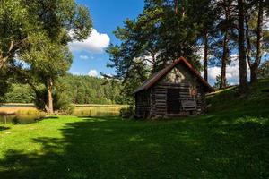 sommar landskap förbi de sjö i litauen foto