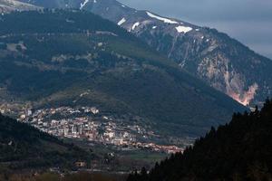 vår landskap från de bergen av grekland foto