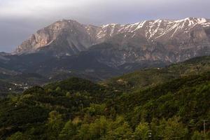 vår landskap från de bergen av grekland foto