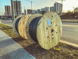 kraft linje kabel- vriden in i en boll. svart linje, konstruktion av en ny mikrodistrikt i de stad Centrum. om en kabel- till tillförsel de mikrodistrikt med elektricitet foto