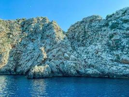 berg på de kust. sten, hård sten nära de hav. högtider i värma länder. stenar i de vatten. naturlig landskap, hav tillflykt skönhet foto