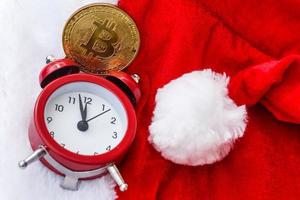 bitcoin och ny år. crypto valuta bitcoin på en jul bakgrund. problem och företag tillväxt. ny år värma toning. foto