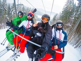 grupp av mitten åldrig par på åka skidor Semester i bergen foto