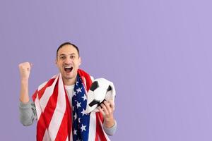 manlig fotboll fläkt med en skrynkliga boll och med de USA flagga foto