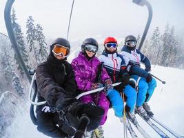 fyra vänner skidåkning, vänner skidåkning i de bergen foto