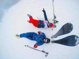 vänner med åka skidor på vinter- högtider - skidåkare har roligt på de snö foto