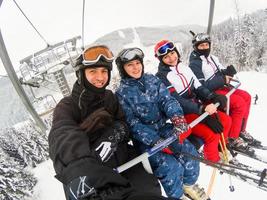 grupp av mitten åldrig par på åka skidor Semester i bergen foto