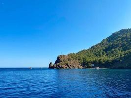 Sol över hav bukt vågor antenn. ingen natur marinmålning med grön hav kust. tropisk skog på berg av el nido ö, Filippinerna, Asien. filmiska sommar semester på paradis holme foto