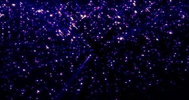 ljus lysande skinande lila skön mystisk strass stjärna partiklar på en svart bakgrund. abstrakt bakgrund, intro foto