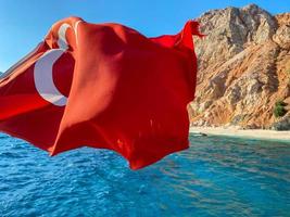 turkiska nationell flagga på de blå hav bakgrund foto