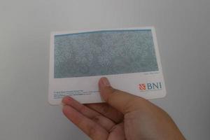 väst java, indonesien på juli 2022. en hand är innehav en Bank nationell indonesien konto bok. foto