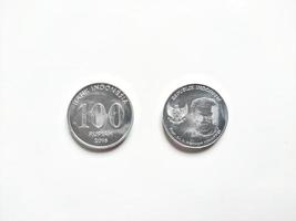 indonesiska rupiah mynt med värde 100 rupiah släppte i 2016 med symbol av burung garuda eller garuda fågel. burung garuda är de namn av en fågel den där blir nationell symbol av indonesien foto