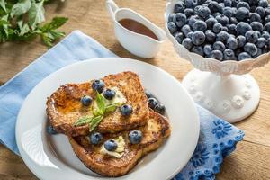 franska rostat bröd med färska blåbär och lönnsirap foto