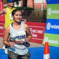 ny delhi, Indien - oktober 16 2022 - vedanta delhi halv maraton lopp efter covid i som maraton deltagarna handla om till korsa de Avsluta linje, delhi halv maraton 2022 foto