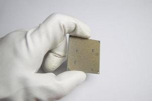 bild av cpu chip i hand, cpu med många stift, på vit bakgrund. foto