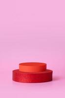 falsk upp röd podium skede eller piedestal på rosa bakgrund för din Produkter foto