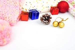 ny år eller jul av dekorationer färgrik och scarf på vit bakgrund. festival, säsong och hälsning kort begrepp. foto