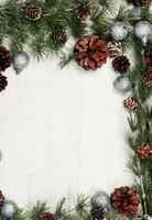 jul och ny år bakgrund med grön gran grenar och tall kottar, vit baner, topp se, kopia Plats foto