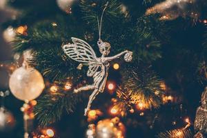 dekorerad jul träd med Semester ornament. skön jul ballerina leksak. glad jul och Lycklig ny år begrepp. selektiv fokus foto