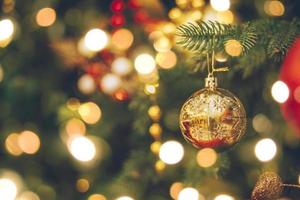 dekorerad jul träd med guld ornament. glad jul och Lycklig ny år begrepp foto