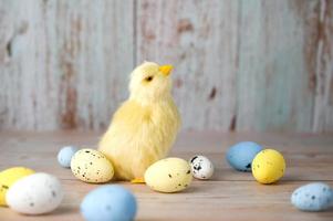 påsk hälsning kort med gul kyckling nära de bo full av ägg.färgglada baner i vit, gul och vit foto