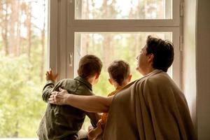 Lycklig mormor och henne barnbarn njut av tid tillsammans. positiv mitten ålder kvinna utgifterna tid med liten, söt barnbarn. 50-åring mormor med barnbarn. flera generationer familj. foto