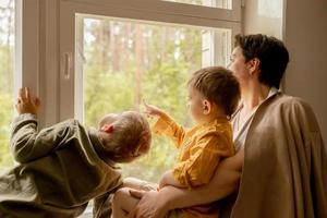 Lycklig mormor och henne barnbarn njut av tid tillsammans. positiv mitten ålder kvinna utgifterna tid med liten, söt barnbarn. 50-åring mormor med barnbarn. flera generationer familj. foto