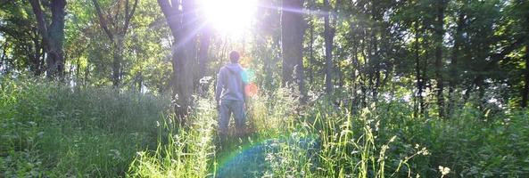 en ung kille i en grå sporter kostym står motsatt de Sol bland foto