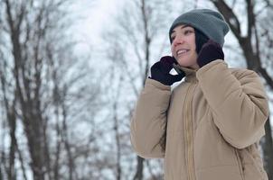 vinter- porträtt av ung flicka med smartphone foto