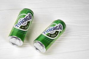 Kharkov, ukraina - december 8, 2020 aluminium burkar av grön tuborg öl på trä- bakgrund. tuborg är dansk bryggning företag grundad i 1873 foto