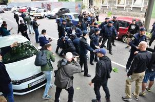 Kharkov, ukraina - Maj 17, 2017 polis kommenderar gripa kharkiv högra vingen aktivister vem kränks de lag under de HBTQ samling i kharkov foto