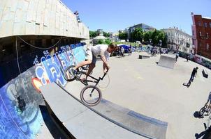 kharkiv, ukraina - 27 Maj, 2018 freestyle bmx ryttare i en skatepark under de årlig festival av gata kulturer foto