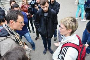 Kharkov, ukraina - Maj 17, 2017 diskussioner mellan de organisation av nazisterna och patrioter mot aktivister av de först HBTQ verkan i kharkov foto