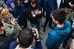 Kharkov, ukraina - Maj 17, 2017 diskussioner mellan de organisation av nazisterna och patrioter mot aktivister av de först HBTQ verkan i kharkov foto