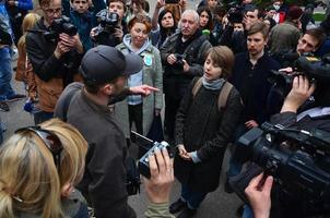 Kharkov, ukraina - Maj 17, 2017 diskussioner mellan de organisation av nazisterna och patrioter mot aktivister av de först HBTQ verkan i kharkov foto