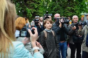 Kharkov, ukraina - Maj 17, 2017 diskussioner mellan de organisation av nazisterna och patrioter mot aktivister av de först HBTQ verkan i kharkov foto