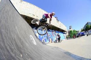 kharkiv, ukraina - 27 Maj, 2018 freestyle bmx ryttare i en skatepark under de årlig festival av gata kulturer foto