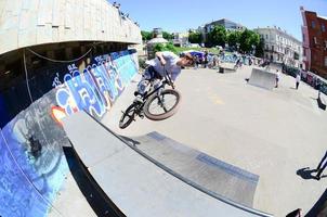 kharkiv, ukraina - 27 Maj, 2018 freestyle bmx ryttare i en skatepark under de årlig festival av gata kulturer foto