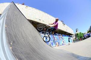 kharkiv, ukraina - 27 Maj, 2018 freestyle bmx ryttare i en skatepark under de årlig festival av gata kulturer foto