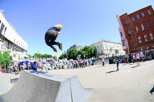 kharkiv, ukraina - 27 Maj, 2018 vält skridskoåkning under de årlig festival av gata kulturer foto