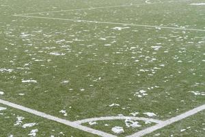 fotboll kasta med små pålar av snö i vinter- foto