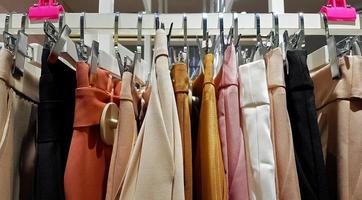 färgrik av kvinnors byxor hängande på plast galgar för försäljning på mode Lagra eller kvinna Tillbehör affär. bomull design. foto