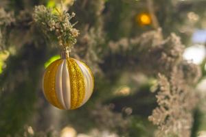 guld struntsak och snöflinga på jul träd Semester bakgrund