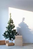 jul träd och hantverk gåva lådor. attrapp design foto