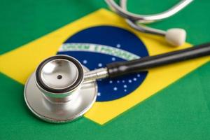 svart stetoskop på Brasilien flagga bakgrund, affärs- och finans koncept. foto