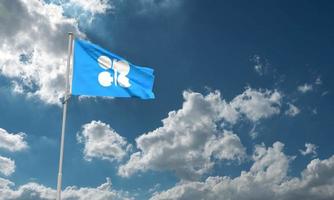 opec flagga blå himmel molnig bakgrund kopia Plats symbol internationell organisation rå olja tunna petroleum bränsle företag ekonomi energi kraft bensin industri diesel pump domkraft efterfrågan.3d framställa foto