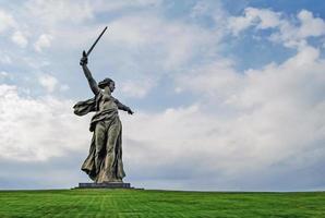 volgograd, Ryssland, 9 Maj 2019 mamaev kurgan, volgograd. fosterland monument mot dramatisk himmel, Nej människor foto