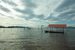 gammal flotte i de mitten av de vatten i si yat reservoar, tha takiab distrikt, chachoengsao provins, thailand foto